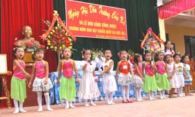 Các cháu lớp 5 tuổi vui múa hát chào mừng ngày hội đến trường của bé và mừng lễ đón Bằng công nhận trường đạt chuẩn Quốc gia mức độ 1
